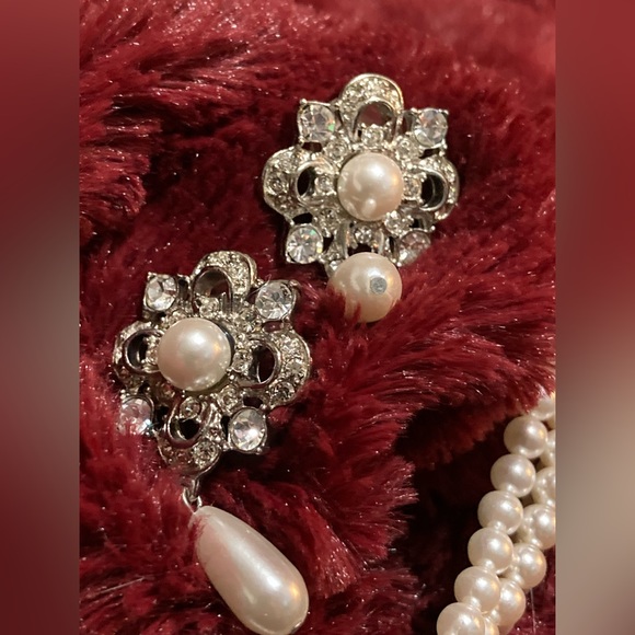 Gorgeous vintage 3-strand faux Pearl choker with matching pierced earrings - Picture 7 of 9